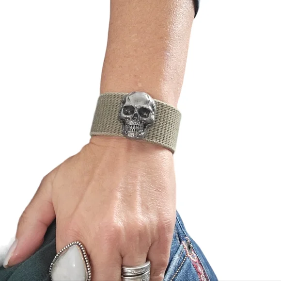 Military Style Skull Cuff Bracelet, unisex - Picture 5 of 6
